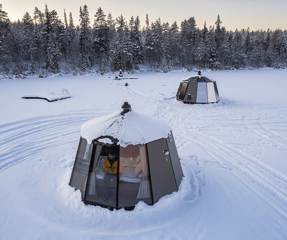 Glazen iglos in sneeuwlandschap