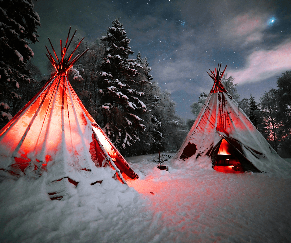Verlichte tipi-tenten in de sneeuw
