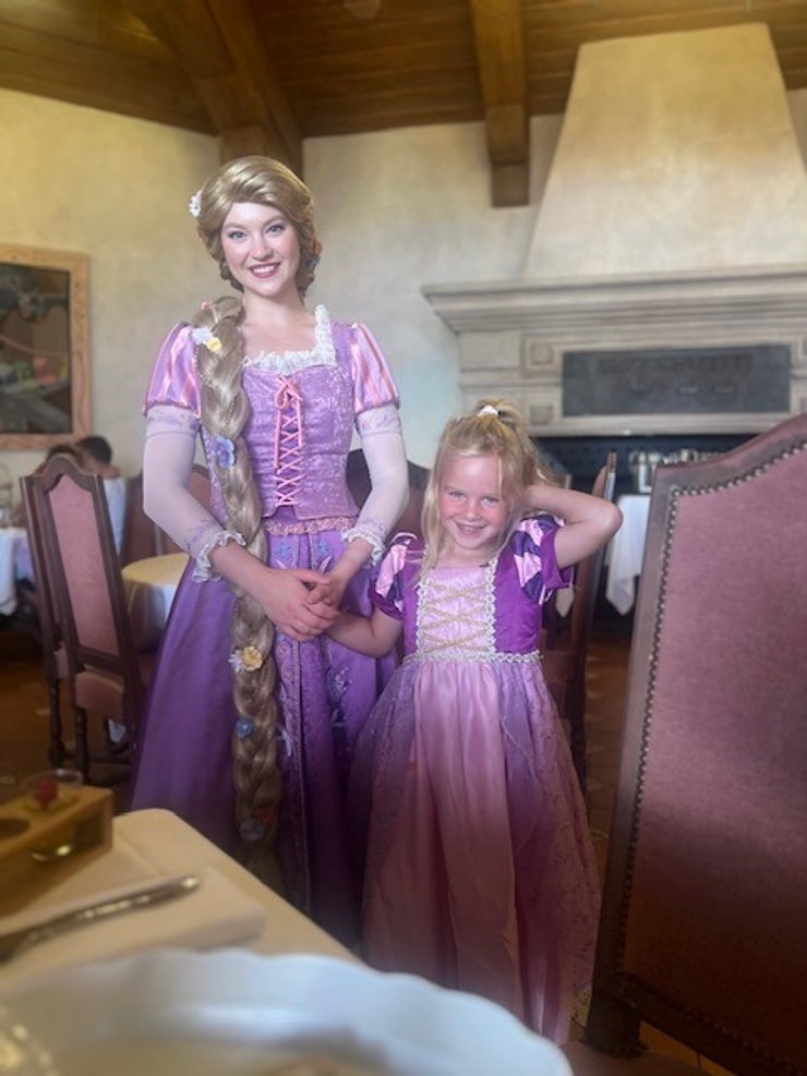 Meisje ontmoet Rapunzel tijdens het prinsessenontbijt in Disneyland Paris